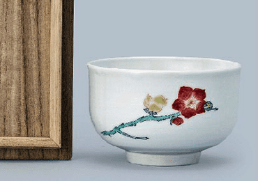 十三代酒井田柿右衛門作茶碗 梅花紋様 共箱・掻き銘有