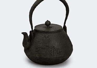 無銘鉄瓶 山水橋彫共箱なし・錆び有り