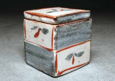 浜田庄司作赤絵香合共箱揃い